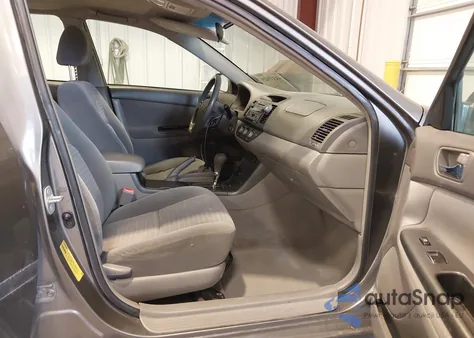 2005 Toyota Camry Le V6 z USA, uszkodzony, nr VIN 4T1BF30K15U620894